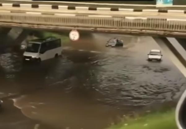 Мощный ливень затопил дороги в регионе КМВ. Видео